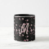 ピンク&ホワイトマグノリアズオンブラックパーソナライズされたイニシャル マグカップ (中央)