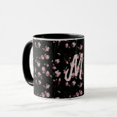 ピンク&ホワイトマグノリアズオンブラックパーソナライズされたイニシャル マグカップ (正面左)