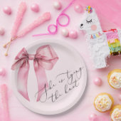 ピンク・ボウ・ブライダルシャワーのために花嫁が結婚式の約束をしているところです ペーパープレート (パーティー)