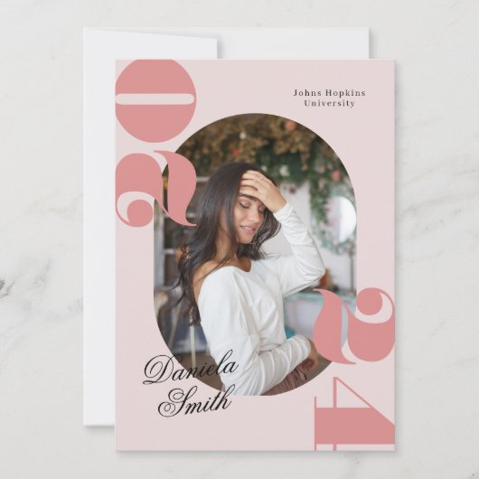 ピンク ボールド タイポグラフィー クラス オブ 2024 卒業式 招待状 (正面)