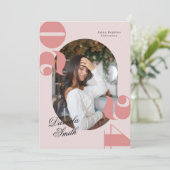 ピンク ボールド タイポグラフィー クラス オブ 2024 卒業式 招待状 (スタンド正面)