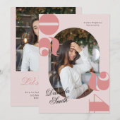 ピンク ボールド タイポグラフィー クラス オブ 2024 卒業式 招待状 (正面/裏面)