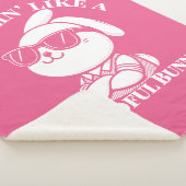 ピンク「マインドフルバニー」コージー シェルパブランケット (3/4)