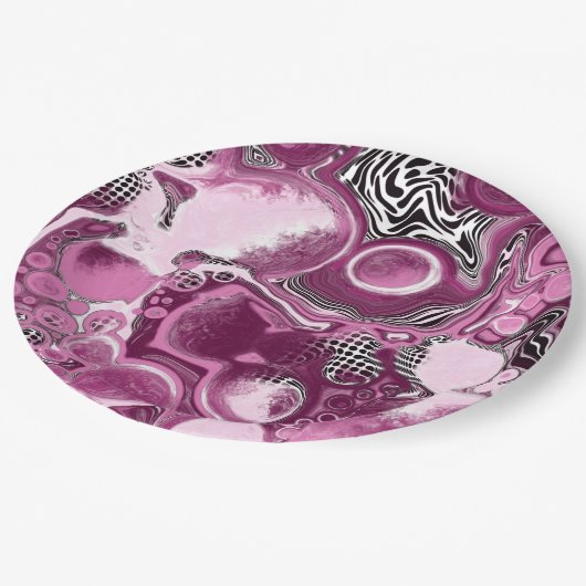 ピンク、マゼンタ、ブラックの流体アート絵画の流れ ペーパープレート (アングル)