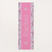 ピンク モダン ユニーク トレンディー  モノグラム 名前 テンプレート ヨガマット (裏面)
