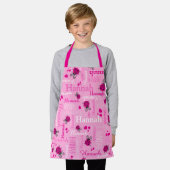 ピンク·ラディバグとハートパーソナライズされた名 エプロン (着用した状態)