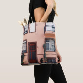 ピンク・レッドコンクリート建物 トートバッグ (クローズアップ)