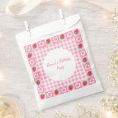 ピンク&レッドベリーファースト誕生日パーティーの好意バッグ フェイバーバッグ (クリップ留めされた状態)