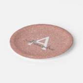 ピンク ローズゴールド グリッター & スパークル モノグラム 誕生日 ペーパープレート (アングル)