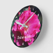 ピンク・ローズ・イン・フル・開花・クローズアパーソナライズされたップ ラウンド壁時計 (傾斜)