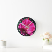 ピンク・ローズ・イン・フル・開花・クローズアパーソナライズされたップ ラウンド壁時計 (ホーム)