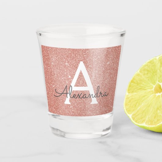 ピンク ローズ ゴールド グリッター & スパークル モノグラム 誕生日 ショットグラス (正面)