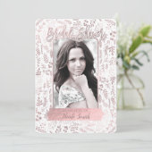 ピンク ローズ ゴールド フォイル モダン ブライダル シャワー フォト 招待状 (スタンド正面)