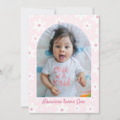 ピンク ワン グルービー ガール レトロ レインボー フォト バースデー 招待状 (裏面)