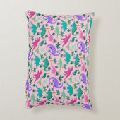 ピンク |可愛いカラフル恐竜のパターン子供の名前 アクセントクッション (裏面(縦))