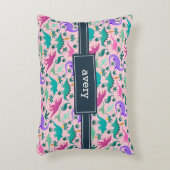 ピンク |可愛いカラフル恐竜のパターン子供の名前 アクセントクッション (正面(垂直))