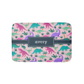 ピンク |可愛いカラフル恐竜のパターン子供の名前 バスマット (正面)