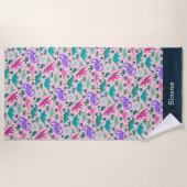 ピンク |可愛いカラフル恐竜のパターン子供の名前 ビーチタオル (正面)