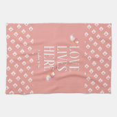 ピンク |愛はここに住む |カスタマイズスタイリッシュ可能 キッチンタオル (横)