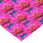 ピンク《植物》百日草デイジーフラワーブルー背景 ショートテーブルランナー (コーナー)