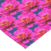 ピンク《植物》百日草デイジーフラワーブルー背景 テーブルクロス (アングル)