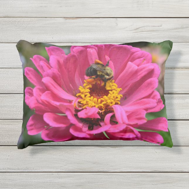 ピンク《植物》百日草ピンクフローラ（昆虫）マルハナバチミツバチ アウトドアクッション (正面)