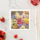 ピンク、白いバラ、紫、黄色い虹彩の花 スタンダードカクテルナプキン (インサイチュ)