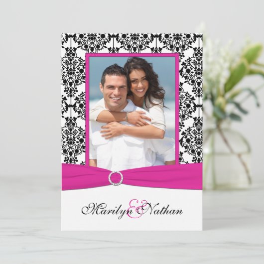 ピンク、白く、及び黒いダマスク織の写真の結婚式の招待 招待状 (スタンド正面)
