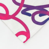 ピンク、白、青、紫の幾何学的パターン。 フリースブランケット (角)