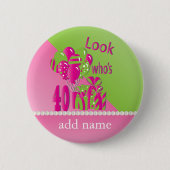 ピンク-第40誕生日の40はだれであるか見て下さい 缶バッジ (正面)