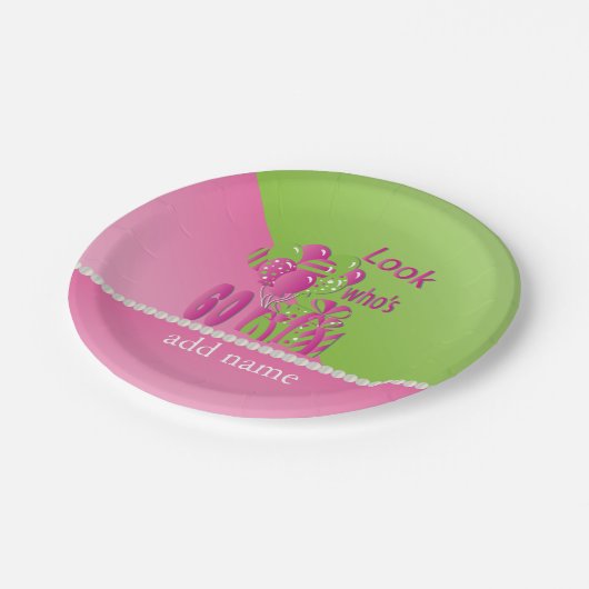 ピンク-第60誕生日の60はだれであるか見て下さい ペーパープレート (アングル)