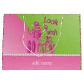 ピンク-第60誕生日の60はだれであるか見て下さい ラージペーパーバッグ (正面)