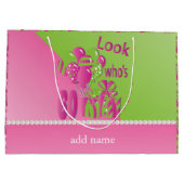 ピンク-第60誕生日の60はだれであるか見て下さい ラージペーパーバッグ (裏面)