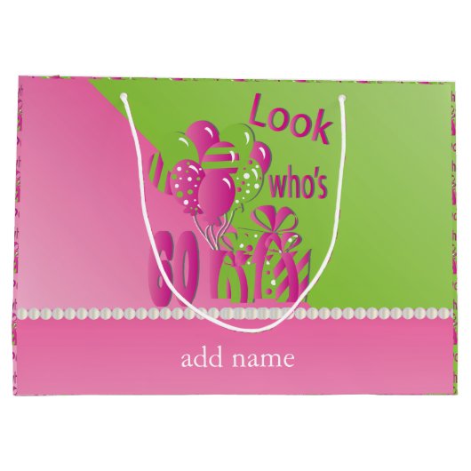 ピンク-第60誕生日の60はだれであるか見て下さい ラージペーパーバッグ (裏面)