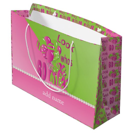 ピンク-第60誕生日の60はだれであるか見て下さい ラージペーパーバッグ (裏面アングル)