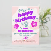 ピンク、紫の花の誕生日の招待。編集可能 招待状 (スタンド正面)