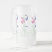 ピンク、紫色および青の手塗りのスイートピー フロストグラスビールジョッキ (正面左)