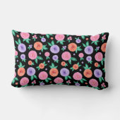 ピンク/紫色の水色バラパターンの黒 ランバークッション (裏面)