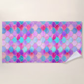 ピンク、紫、アクアマーメイドスケールパターン ビーチタオル (正面)