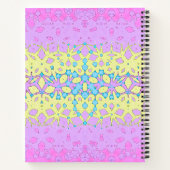 ピンク、薄紫、黄色、スカイブルーの幾何学的 ノートブック (裏面)
