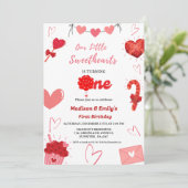 ピンク&赤いハートバレンタインツインファースト誕生日 招待状 (スタンド正面)