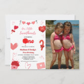 ピンク&赤いハートバレンタインツインファースト誕生日 招待状 (正面)