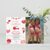 ピンク&赤いハートバレンタインツインファースト誕生日 招待状 (スタンド正面)