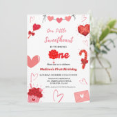 ピンク&赤いハートバレンタインファースト誕生日 招待状 (スタンド正面)