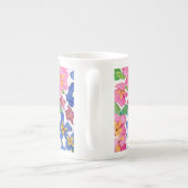 ピンク、赤と青のプリムローゼフローラルパターン、白 ボーンチャイナマグカップ (裏面)