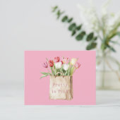 ピンク 赤 黄色 白のチューリップの花の入ったバッグ ポストカード (スタンド正面)