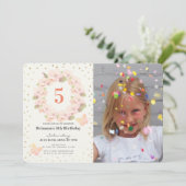 ピンク&金ゴールドさくらんぼブロッサムガールフォト誕生日 招待状 (スタンド正面)