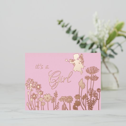 ピンク |金ゴールドフェアリー女の子の誕生発表 箔招待状ポストカード (立ち正面)