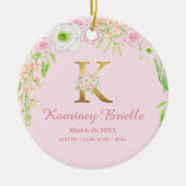 ピンク&金ゴールドレター「K」フローラモノグラム誕生統計 セラミックオーナメント (正面)