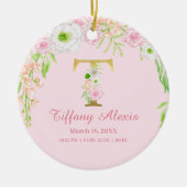 ピンク&金ゴールドレター「T」フローラモノグラム誕生統計 セラミックオーナメント (正面)